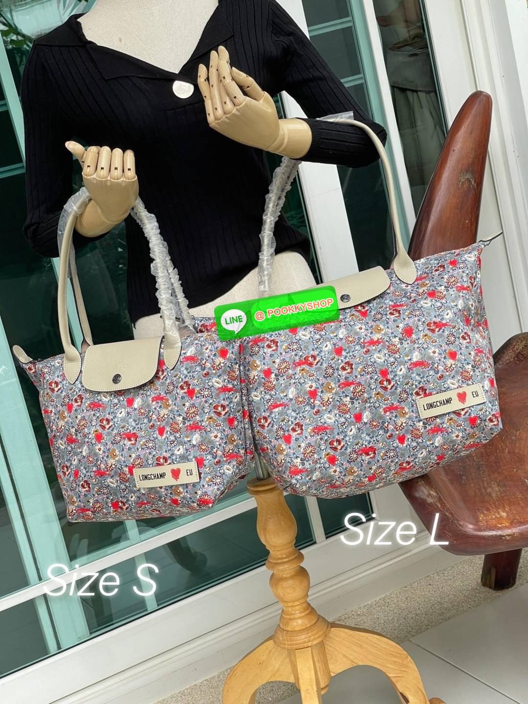 Longchamp x EU Le Pliage tote bag L คอลเลกชันพิเศษจาก Longchamp ที่น่ารักสุดๆ สำหรับซัมเมอร์นี้ กระเป๋ารูปทรงคลาสสิกที่มาในลวดลายและสีที่ออกแบบมาพิเศษ ยังคงความเป็น Le Pliage กระเป๋าสะพายไหล่ทรงTote ใส่ของได้จุอย่างเหลือเชื่อ ยังมีซิปปิดเพิ่มความปลอดภัย น