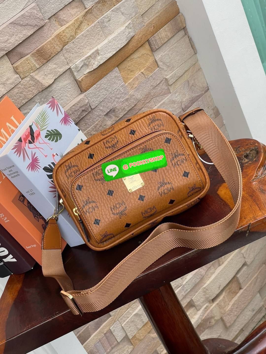 ð MCM KLASSIK CROSSBODY in Visetos( Small )āļāļĢāļ°āđāļāđāļēāļāļĢāļāļŠāļāļāļāļĩāđ Klassik āļāļĩāđāļĄāļĩāļĨāļąāļāļĐāļāļ°āļāļĢāļāļāļēāļĄāļāļ·āđāļ āļāļāļāđāļāļāļŠāđāļāļĨāđāļāļĨāļēāļŠāļŠāļīāļ āđāļāļĢāļāļŠāļĢāđāļēāļāļāļĢāļ°āđāļāđāļēāļāđāļģāļŦāļāļąāļāđāļāļēāļĄāļāļāļāļīāļŠāļĢāļ°āđāļŦāļāļ·āļāļāļąāđāļ āļāđāļēāđāļāđāļāļĨāļ·āļāļāļāļīāļ§āļĨāļēāļĒ Visetos āļāļąāļāđāļāđāļāđāļāļāļĨāļąāļāļĐāļāđāļāļāļmcm āđāļāļāļĩāđāļāļ·āļāđāļāļāđāļāļŠāļāļāļĢāļĩāđāđāļāļāđāļŪāļāļāđāļāļĢāļĩāļāļĩāđāļŠāļĄāļāļđāļĢāļāđāđāļāļāļāļĩ