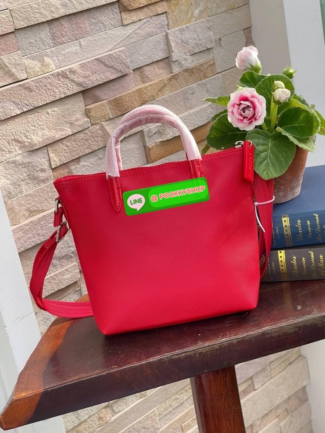 ลาคอส Women's L.12.12 Concept Petit Piqué Zip Tote กระเป๋าสะพายข้างทรง mini tote วัสดุ pvc100% เปิดปิดด้วยซิปเดียวด้านบนสะดวกใช้งาน ใส่มือถือได้ทุกรุ่น ด้านหน้ามีดีเทลโลโก้ปักดูโดดเด่น สายของกระเป๋ารุ่นนี้สามารถปรับความยาวได้ฟรีไซส์ เลือกสะพายได้ ไ