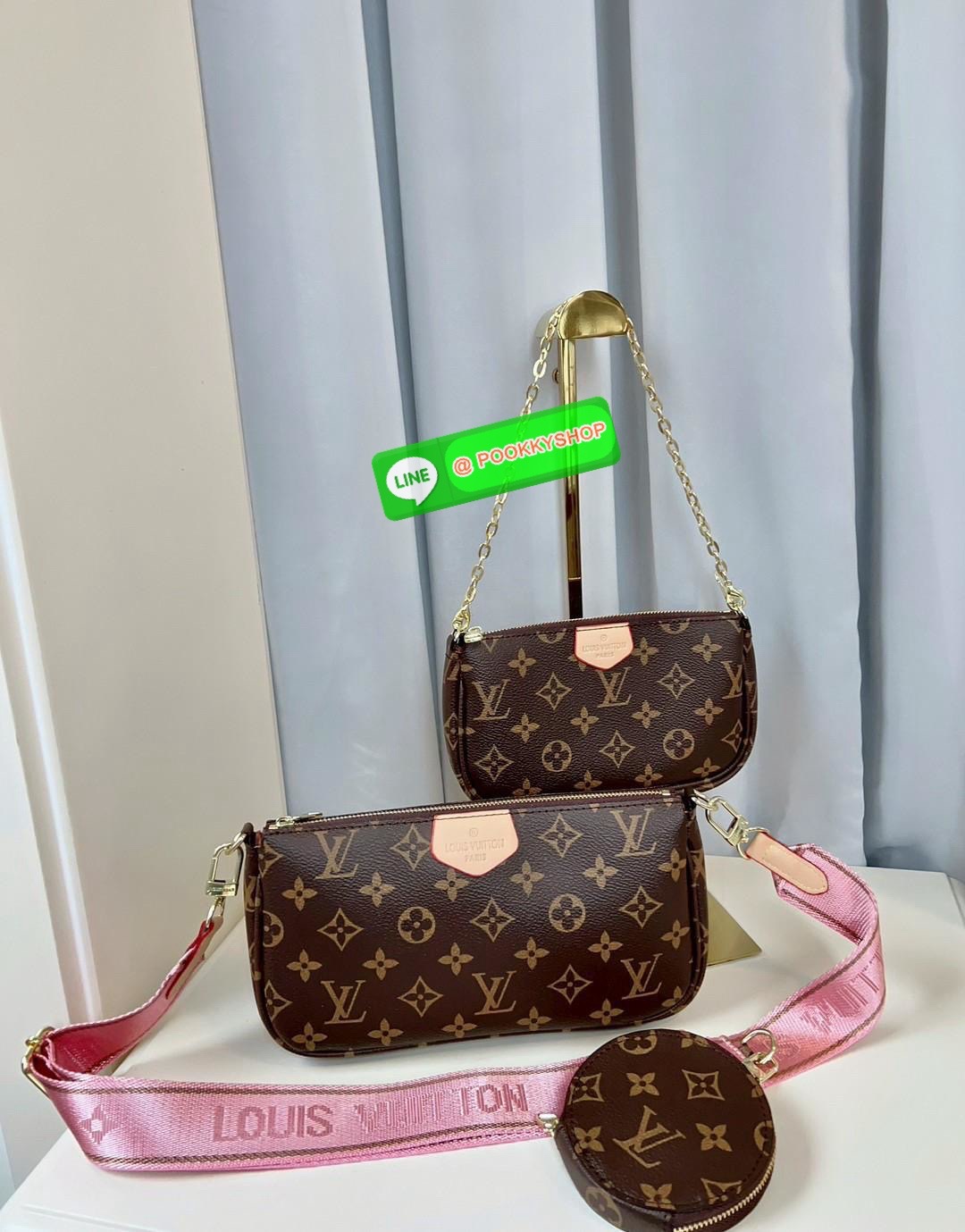 หนึ่งในรุ่นLV ที่สาวๆต้องมีติดตัวอย่างน้อยหนึ่งใบค่าา สวยดังเดิม! LOUIS VUITTON MULTI POCHETTE ACCESSORIES ((vip gift ตปท.)) 🔖พร้อมส่ง! มีถึง3ใบด้วยกันในหนึ่งเซตนะคะ ได้รุ่นนี้ไปใช้สะพายได้ยาวๆแน่นอนค่าสาวๆ 🔖หนังแท้ หนังนิ่มอย่างดี อะไหล่ท