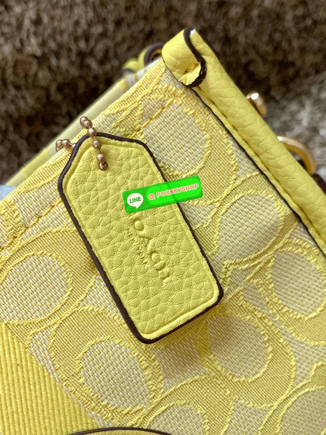 COACH DEMSEY TOTE IN SIGNATURE JACQUARD WITH COACH PAT ((C8417//C5115)) พร้อมส่งที่ไทย ห้ามพลาด สีน้องสวยมากๆค่ะ กระเป๋าทรงTote ขนาดพอดีลำตัว ใช้วันไหนๆก็เหมาะมากค่ะ วัสดุJacquard ทอลายแบรนด์ ตัดขอบหนังแท้ สวยงามมากๆค่ะ ด้านหน้าจะมีป้ายวงกลมโลโก้แบรนด์อัน