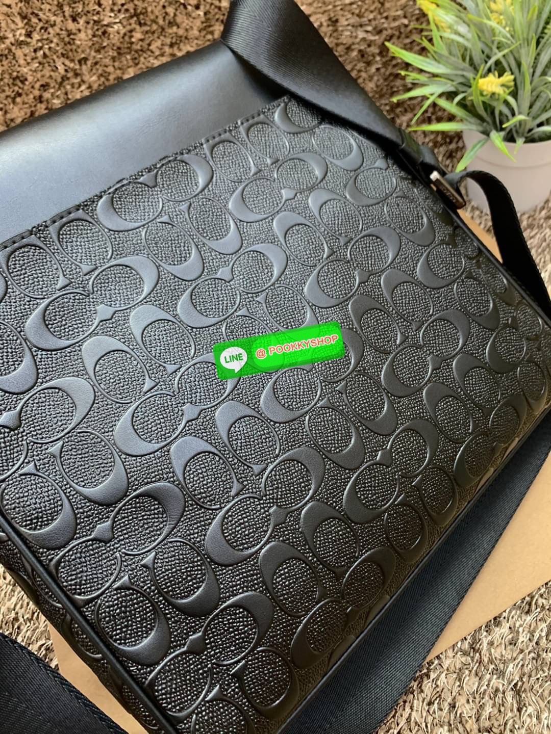 สวยไม่ต้องสืบค่า สำหรับคุณผู้ชายกันค่ะ! COACH HOUSTON MAP BAG((73340)) พร้อมส่ง! กระเป๋าสะพายแบบครอสบอดี้ร์ หนังแท้2แบบได้สวยงาม ลายCนูนเด่นชัดเงาสวยค่ะ เปด-ปิดกระเป๋าแบบฝาปิดแม่เหล็กฝังในตัวค่ะ ภายในกระเป๋ามีช่องใส่ของได้เยอะเลยทีเดียว ช่องกว้างหนุ่มๆที่