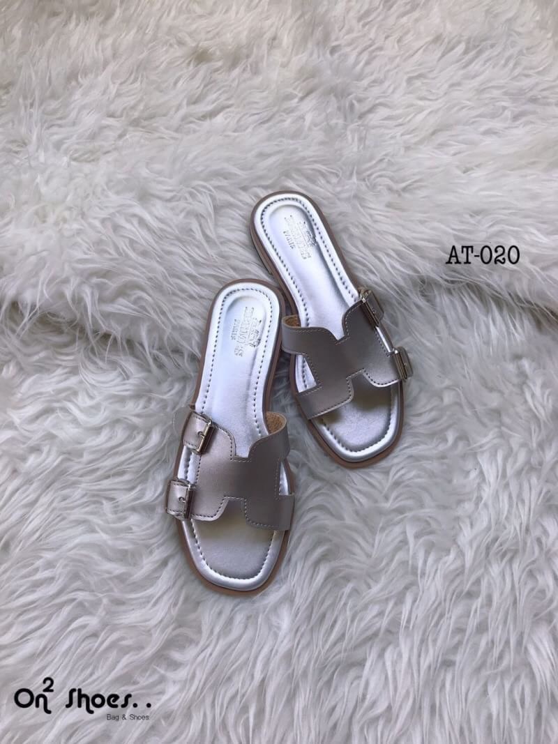 Hermès sandal เข้าแล้วค่ะ..แตะ Hermès รอบนี้หนังดีเวอร์ พื้นปั้มแบรนด์ปั้มนูนชัดแจ๋ว พื้นนิ่มใส่สบาย สวยเบอร์แรงรอบนี้ห้ามพลาดเลยจ้า **รูปสินค้าถ่ายจากงานจริง