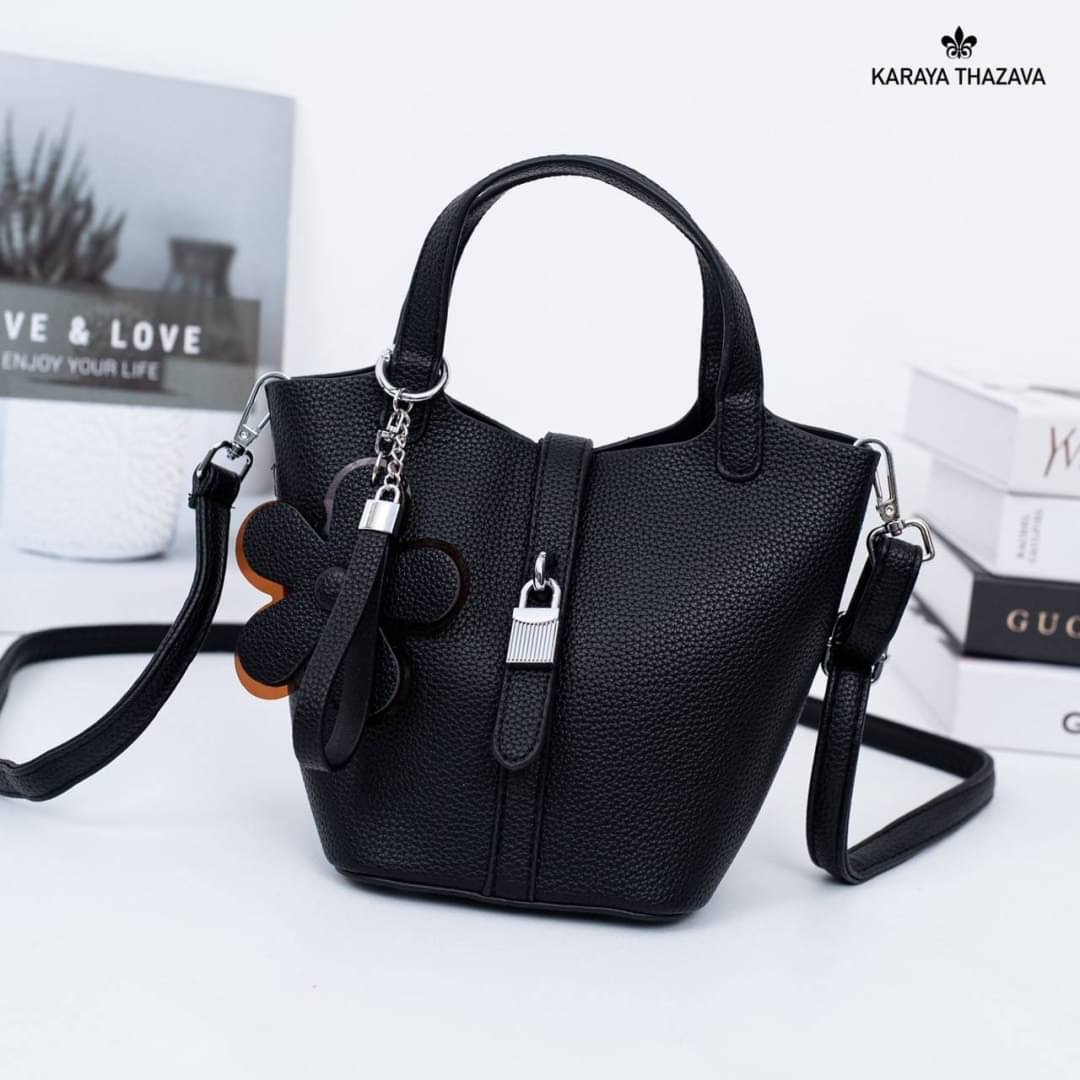 แบรนด์แท้ KARAYA รุ่นใหม่ ทรงถัง ภายในกว้างจุของได้เยอะคะ แถมฟรีพวงกุญแจ น่ารักมาก