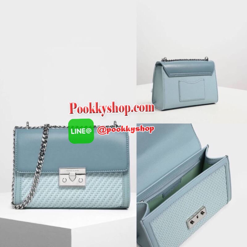 New arrival!! CHARLES & KEITH WOVEN DETAIL CLUTCH กระเป๋าสะพายอยู่ทรง ด้านหน้าเล่นดีเทลแต่งลายสายน่ารักมากๆ ด้านหลังมีช่องใส่บัตรได้ เปิดปิดด้วยตัวกดล็อก ด้านในจุของได้เยอะทีเดียวค่ะ ใส่ iPhone plus/ กระเป๋าเงินใบกลางได้สบายๆ สายสะพายยาวปรับได้ 5 ระดับเลย