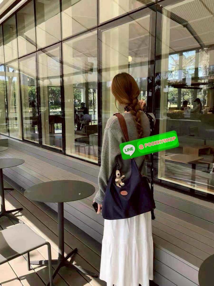 🔆 Model Longchamp le pliage hobo bag 🔆 Details กลับมาอีกครั้งกับรุ่นหายาก กระเป๋าทรงโท้ท ใบใหญ่กำลังดี จุของได้เยอะมากๆ ใส่โน้ตบุ้คได้ ใช้ไปทำงานแมทช์ได้กับทุกไลฟ์สไตล์ ด้านข้างมีกระเป๋าเล็กๆใส่ของจุกจิกหรือโทรศัพท์ได้ เปิด-ปิดกระเป๋าด้วยซ