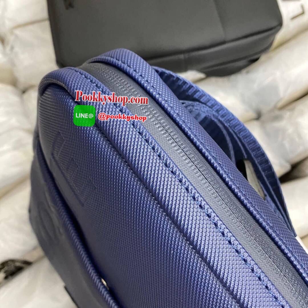 ลาคอส Classic Crossbody Bag กระเป๋าสะพายรุ่นยอดนิยม วัสดุ PVC ด้านหน้ามีโลโก้แบรนด์สวยโดดเด่น มีช่องเล็กใส่ของจุกจิกเปิดปิดด้วยกระดุมแม่เหล็ก ด้านหลังเรียบ มีช่อง1ช่องส่วนช่องด้านในกว้างเปิดปิดกระเป๋าด้วยซิปสะดวกใช้ มีช่องซิปและช่องเสียบด้านข้าง สายสะพา