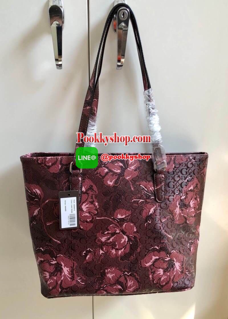 New Rare item !!! GUESS LOS ANGELES TOTE BAG พร้อมส่ง สินค้าหายากค่ะ !!! กระเป๋าถือทรง Tote วัสดุหนังนิ่มมือมากค่ะ ตัวกระเป๋าพิมพ์ลาย signature brand ทั้งใบ เพิ่มความหรูด้วยอะไหล่โซ่มาให้ที่ด้านหน้า ปากกระเป๋ากว้าง ภายในกระเป๋าแบ่ง3ช่องใหญ่ แต่ละช่องกว้าง