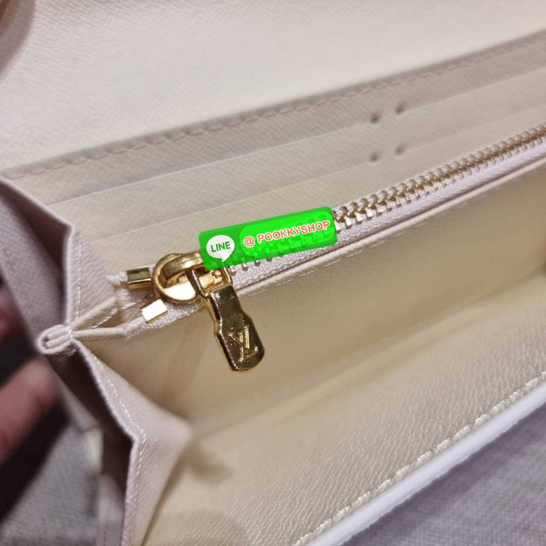 NEW IN!! LV long flap wallet with gwp กระเป๋าสตางค์พรีเมี่ยมกิ๊ฟ แบบพับ ดีไซน์ล่าสุด หวานๆสวยๆ น่าใช้มาก ใบยาวขนาดกำลังเหมาะมือ ถือแล้วขับผิว โดดเด่นด้วยสไตล์การไล่เฉดสีโทนละมุน ดูโดดเด่นไม่เหมือนใคร วัสดุหนังแคนวาส ทนทาน เปิด-ปิดด้วยกระดุม ภายในมีช่องใส่