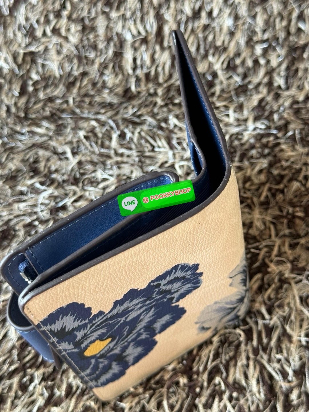 COACH MEDIUM CORNER ZIP WALLET IN SIGNATURE CANVAS กระเป๋าสตางค์ขนาดกลางที่ถือว่าเป็นไอเทม Must Have ของทุกเพศทุกวัยที่ต้องพกติดตัวไว้ตลอดเวลา เพราะนอกจากจะช่วยจัดเก็บเงิน บัตรประชาชน บัตรเครดิตและต่าง ๆ ให้เป็นระเบียบเรียบร้อยยังต้องคำนึงถึงประโยชน์ใช้สอ