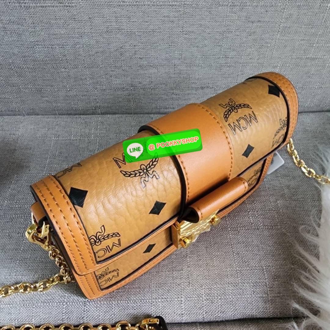 MCM Gretl Cossbody in visetos กระเป๋า Gretl กระทัดรัด ไอเทมใหม่ สุดฮิต ที่สาวๆต้องมีคะ วัสดุหนังแคนวาส ตัดหนังแท้ มาพร้อมสายสะพายโซ่อะไหล่สลับหนัง ข้างช่องโล่งสามารถใส่มือถือ iPhone Pro max ได้เหมาะสำหรับสะพายเที่ยวชิวๆในวันหยุดพักสบายๆ สีน้ำตาลคอนยัคทีแม
