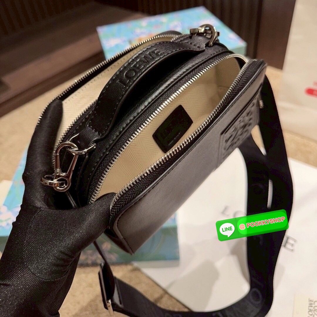 🕊️ พร้อมส่ง | Loewe Mini Camera Crossbody Bag กระเป๋าสะพายทรงกล่อง เรียบหรูเป็นเอกลักษณ์ อย่างแท้จริง ปั้มโลโก้โดดเด่นสีเดียวกับพื้นหนัง ให้ความรู้สึกเรียบง่ายแต่แฝงความคลาสสิกในตัว เรียกได้ว่าไม่ซ้ำใคร!! สวยอยู่ทรง เปิด-ปิดกระเป๋าด้วยซิป มาพร้อมส