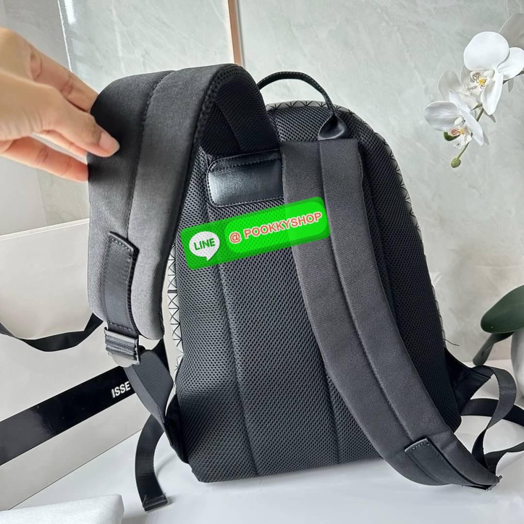 BAO BAO ISSEY MIYAKE KURO DAYPACK BACKPACK 🔖กระเป๋าเป้รุ่นฮอตทรงเรขาคณิตที่สุดในญี่ปุ่น KURO ภาษาญี่ปุ่นคือมาความเก๋ไก๋ เป็นกระเป๋าเป้ที่น้ำหนักแต่สามารถรับน้ำหนักได้ดี 🔖วัสดุ โพลียูรีเทน(Polyurethane) น้ำหนักเบา มีความแข็งแรง 🔖เปิ
