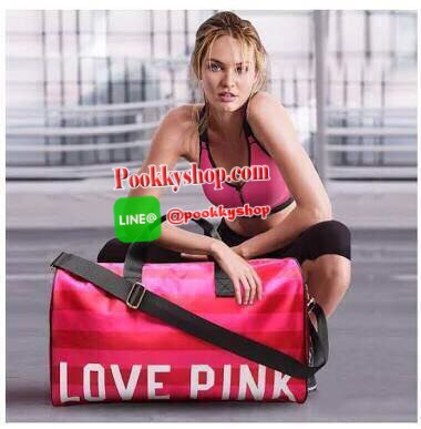 VICTORIA' S SECRET premium gift สำหรับสาวๆที่ชอบเดินทาง ใบนี้แนะนำได้เลยคร้า สีสันสดใส วัสดุnylon polyภายในบุอีก1ชั้น มี1ช่องซิป ด้านหน้าสกรีนโลโก้แบรนด์ เปิดปิดด้วยหัวซิปเดียว มาพร้อมสายสะพาย ปรับฟรีไซส์ กว้างและจุของได้เยอะ น้ำหนักเบา พับเก็บได้ เห