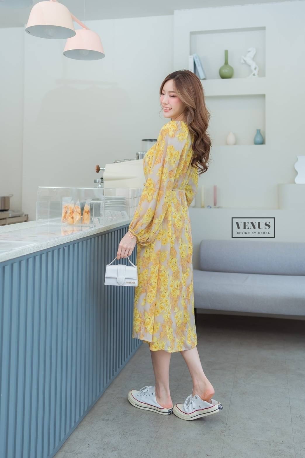 I'm Lady By Venus Flora MaxiDress แม๊กซี่เดรสแต่งแขนพอง ทรงปล่อยพิมพ์ลายดอกไม้ งานสวยน่ารักมากๆคะ ใส่สบายสุดๆคะ มาพร้อมกับสายผูกเอวเข้าชุดกันคะ แม๊ทกับรองเท้าผ้าใบก็น่ารักคะ