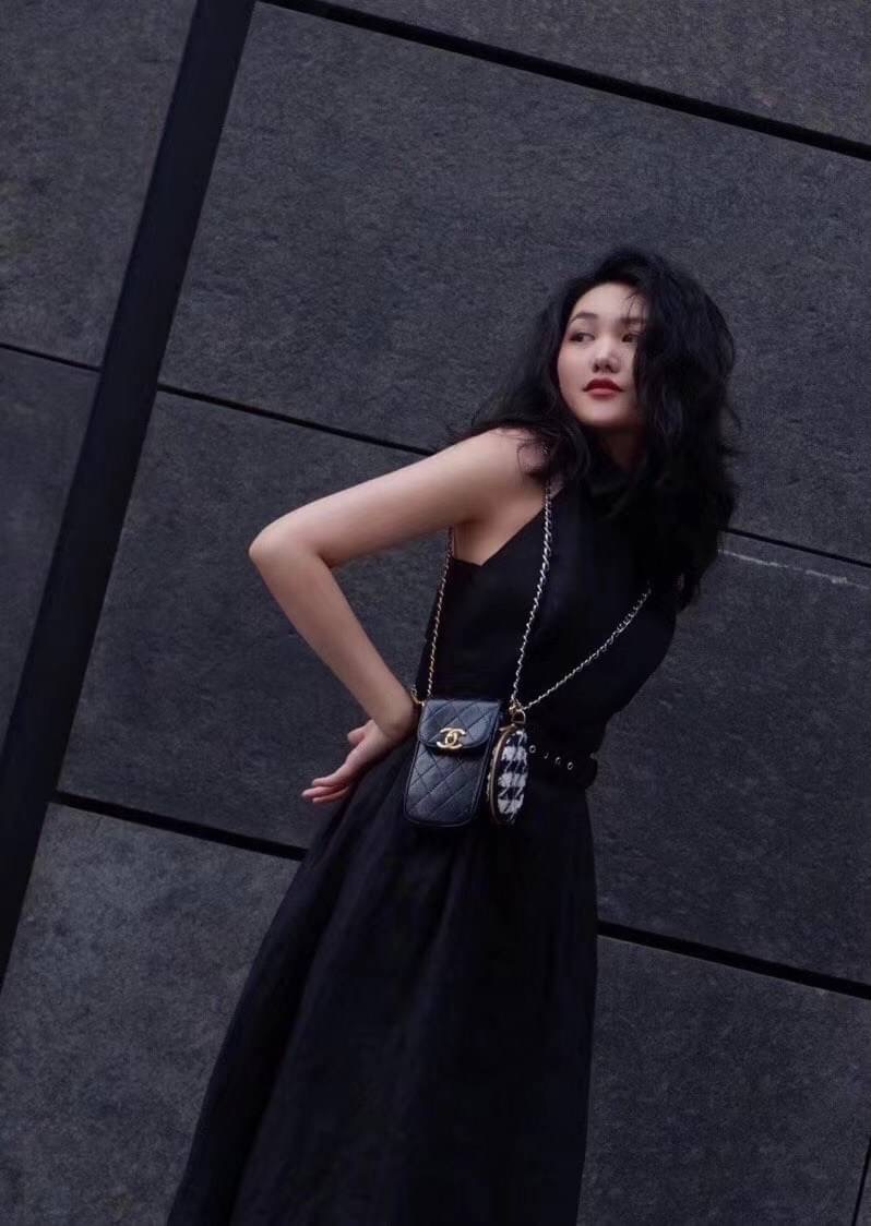 Chanel Shoulder Bag VIP Gift With Purchase (GWP) พรีเมี่ยมกิ๊ฟรุ่น Limited วัสดุหนัง pu เปิดปิดด้วยฝาปิดตัวล๊อคอะไหล่ทองและซิป หัวซิปแบรนด์ สามารถใส่ มือถือ iphone+ ของใช้จุกจิกได้เยอะ และมีกระเป๋าใส่เหรียญถอดได้ สายโซ่ร้อยหนังอะไหล่ทอง+เงิน Crossbody มาพ