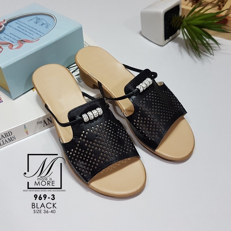 พร้อมส่ง… รองเท้าลำลองพื้นนิ่ม มาล้าววววว... รองเท้าลำลองพื้นนิ่มมากกกก... ส้นเตี้ย หน้าคาดหนัง pu ฉลุลาย แต่งดีเทลสายคาดเส้นเล็กๆ พร้อมประดับเพชรเล็กๆ ดูหรูหรา ใส่ง่าย match กับทุกชุด ราคาดี๊...ดี สาวๆ ไม่ควรพลาด รีบจับจองกันเลยน้าาา...