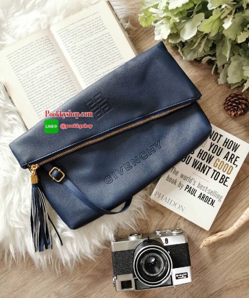Best Seller!! Givenchy Parfums Black Leather Clutch (Premium From Counter Brand) กระเป๋าสะพายหนังนิ่มเรียบ Polyester100% สีดำเเบบสวยดูดีคลาสสิคไม่มีเอ้าท์ เปิดปิดด้วยซิป อะไหล่ทอง หัวซิปประดับพู่ ด้านหน้าปั้มโลโก้ GV ตัวใหญ่ ภายในมีช่องเล็กใส่ ipad กระเป๋