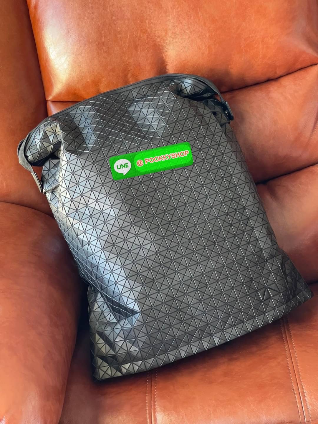 BAO BAO ISSEY MIYAKE LARGE BACKPACK ผู้ที่มักใช้งานกระเป๋าเป้ในชีวิตประจำวัน ส่วนมากจะอยู่ในวัยนักเรียน-นักศึกษาหรือวัยทำงาน ซึ่งรุ่นนี้ตอบโจทย์การใช้งานได้เป็นอย่างดี เป็นเป้ที่มีช่องสำหรับใส่สัมภาระประมาณหนึ่ง เพื่อให้สามารถจัดเก็บสิ่งของได้อย่างเป็นระเ