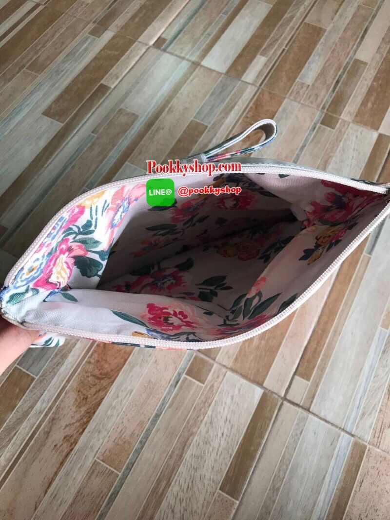CATH KIDSTON Windflower Bunch กระเป๋าสะพายไหล่ เปิดปิดด้วยซิปและกระดุมแม่เหล็ก แบ่งเป็นสองช่องใหญ่ มีช่องซิปและช่องเล็กไว้แยกใส่ของ รูปแบบและดีไซน์เก๋ สามารถใช้งานได้ทุกวัน ใส่ของได้เยอะ สามารถใส่ipad ได้