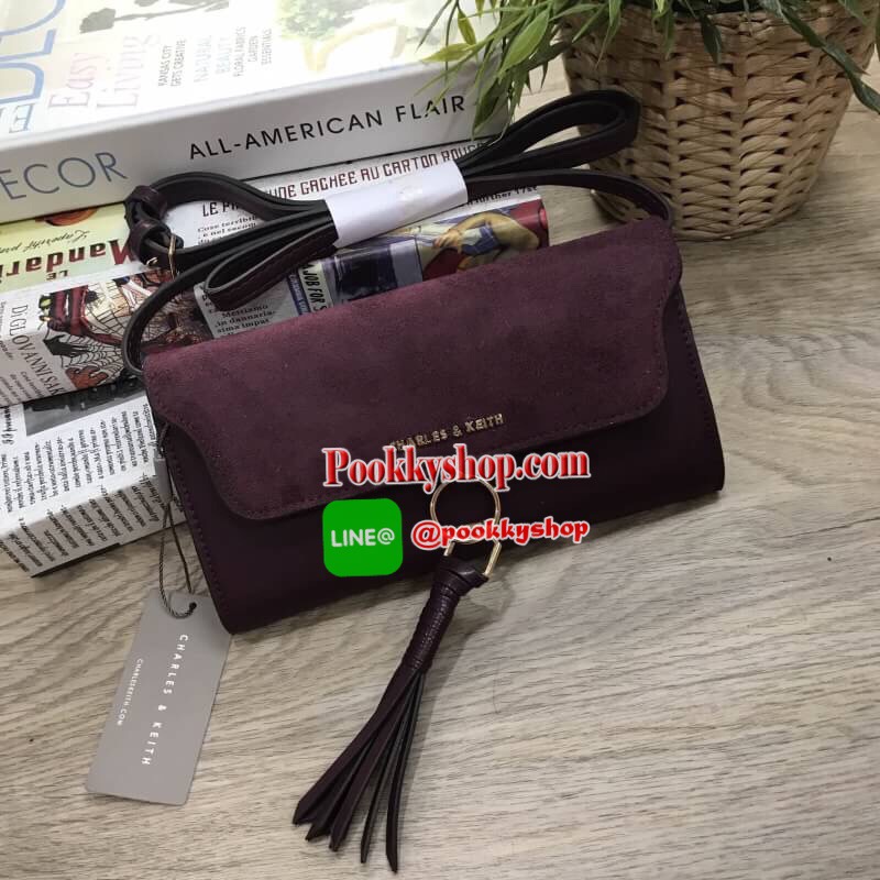 Don't Miss! CHARLES&KEITH WALLET กระเป๋าคลัชรุ่นใหม่ล่าสุดแบบชนช็อปเปิดปิดด้วยฝาปิดกำมะหยี่กระดุมแม่เหล็กประดับพู่หนังดูมีดีเทล ด้านหน้ามีโลโก้แบรนด์ ภายในมีทั้งช่องซิปและช่องใส่บัตรหลายช่องสามารถใส่ธนบัตร มือถือ เหรียญและบัตรได้เยอะ ด้านหลังมีอีก1ช่