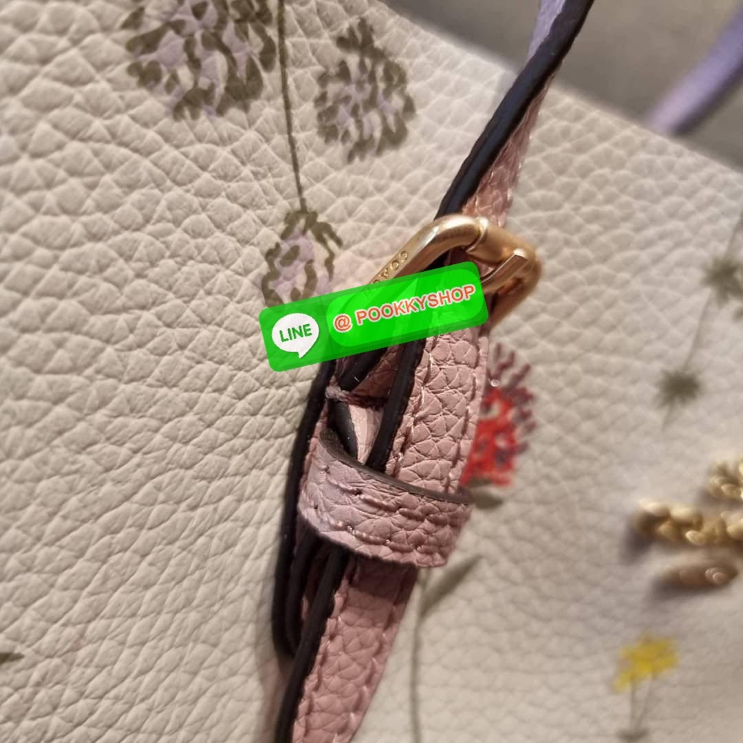 COACH C4084 MOLLIE TOTE 25 WITH SPACED WILDFLOWER PRINT ดีไซน์ใหม่ล่าสุด กระเป๋าโท้ทไซส์เล็กที่สาวๆต่างก็ต้องปักใจรัก รอบนี้น้องถูกเติมแต่งลวดลายดอกไม้ เพิ่มดีเทลความน่าใช้ไปอีก วัสดุหนัง pepble เรียบหรูดูดีม้าก!! ภายในโล่งกว้าง มีช่องซิปกลางใส่ของได้ ขนา