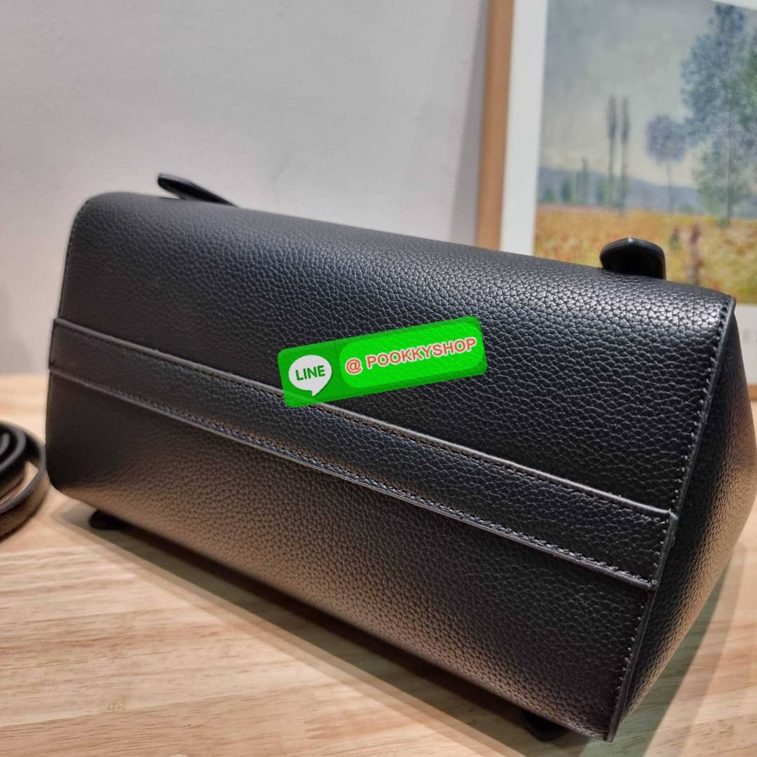 Hot item Prada leather bag กระเป๋าถือ/สะพายล่าสุด จากเคาน์เตอร์ dutyfree ที่ดีไซน์เรียบหรู หนังวัวฟอกสี สวยคมชัด เต็มไปด้วยดีเทลน่าใช้ สายคล้องไหล่ที่สามารถถอดออกได้ เพื่อใช้สายยาวสะพายข้างเส้นเดียว หรือจะใส่ไว้ทั้งคู่ก็อัพเกรดลุคดูแพงได้ ปากกระเป๋ามีฝากร