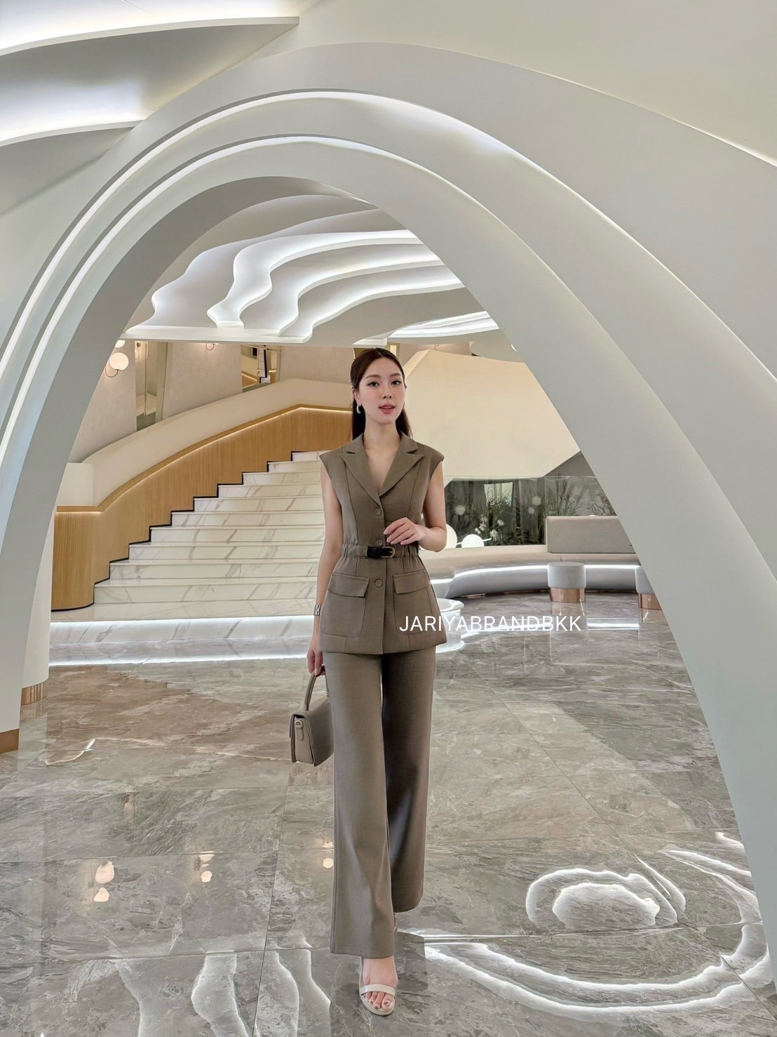 ชุดเซทแฟชั่น ชุดset 2ชิ้น(ผ้าทวิส) เสื้อคอปกแขนกุดมาพร้อมเข็มขัดและกางเกงเอวสูงขายาวทรงกระบอก