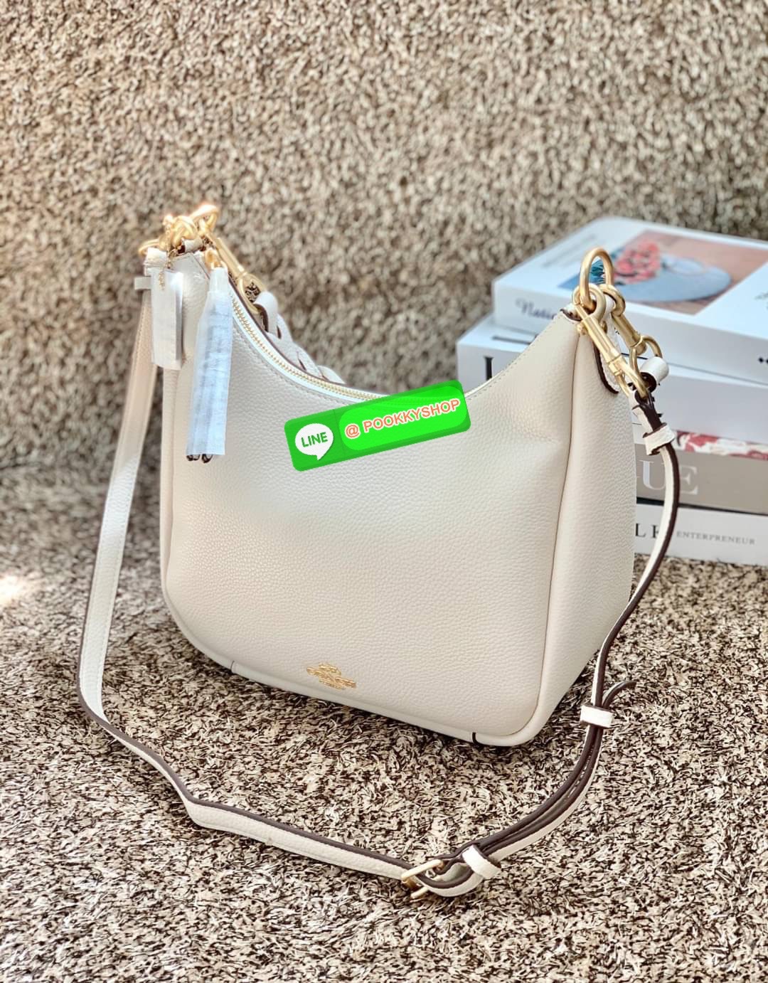 COACH JULES HOBO BAG ((C9189//9190)) 🌍พร้อมส่งที่ไทย! ต้องบอกก่อนว่าหนังรุ่นนี้อย่างดี นิ่มมากๆ สัมผัสแล้วรู้สึกละมุน กับกระเป๋าใบใหญ่ ทรงสวย เปิดปิดกระเป๋าแบบซิปมีหนังห้อยเพิ่มความเก๋ตรงหัวซิปค่ะ ภายในกระเป๋ากว้างมาก ใส่สัมภาระได้ครบครัน หายห่วงเ