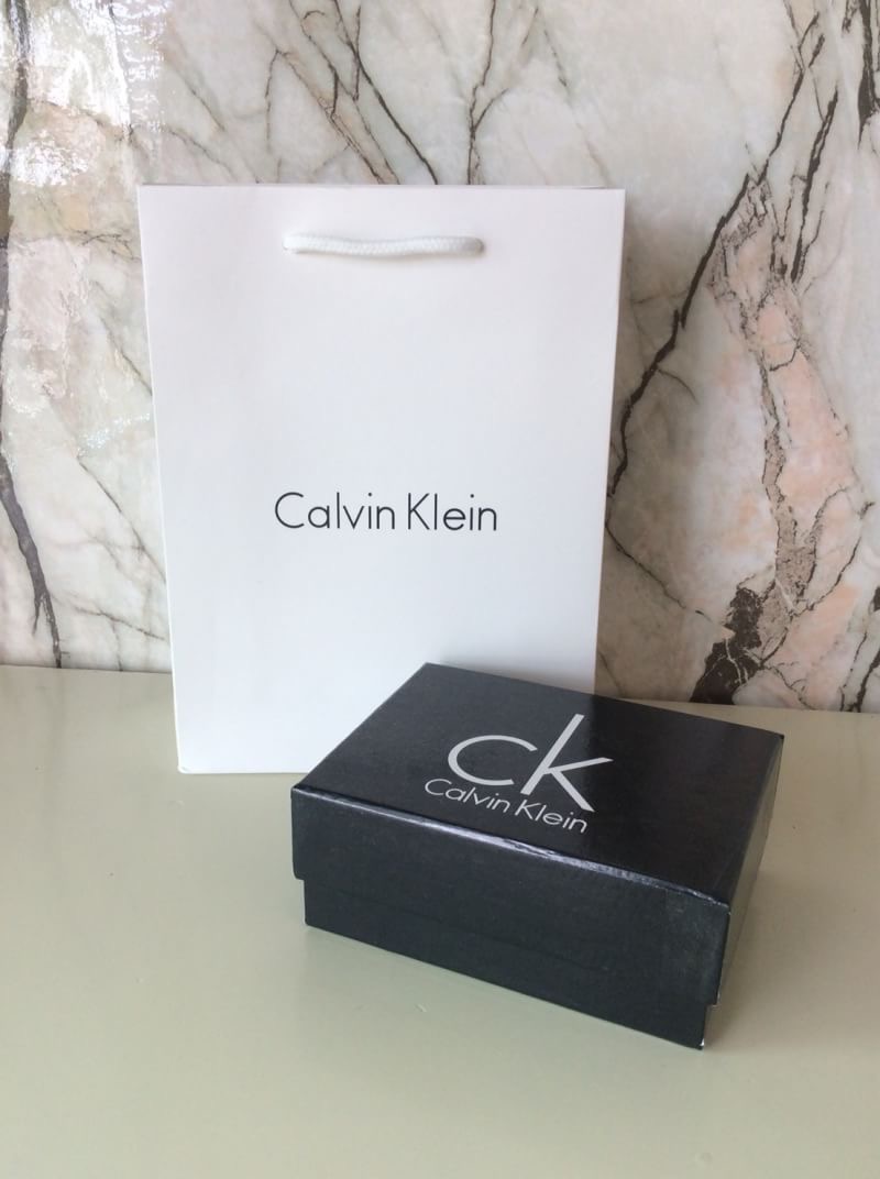 Calvin Klein Real leather เข็มขัดผู้ชาย Calvin Klein Real leather หนังแท้ หัวเข็มขัดตัวอักษรแบรนด์ CK ดูเก๋มีสไตล์ New item! ชุดของขวัญสำหรับคุณผู้ชาย เข็มขัด ที่ใครหลายคนรอคอย ดีไซน์เรียบหรู ตามแบบฉบับของCKเลยคะ จะ ซื้อเป็นของขวัญ ของฝาก ปีใหม่ ดีเลิศค่า