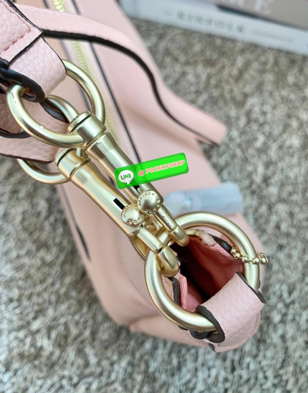 COACH JULES HOBO BAG ((C9189//9190)) 🌍พร้อมส่งที่ไทย! ต้องบอกก่อนว่าหนังรุ่นนี้อย่างดี นิ่มมากๆ สัมผัสแล้วรู้สึกละมุน กับกระเป๋าใบใหญ่ ทรงสวย เปิดปิดกระเป๋าแบบซิปมีหนังห้อยเพิ่มความเก๋ตรงหัวซิปค่ะ ภายในกระเป๋ากว้างมาก ใส่สัมภาระได้ครบครัน หายห่วงเ