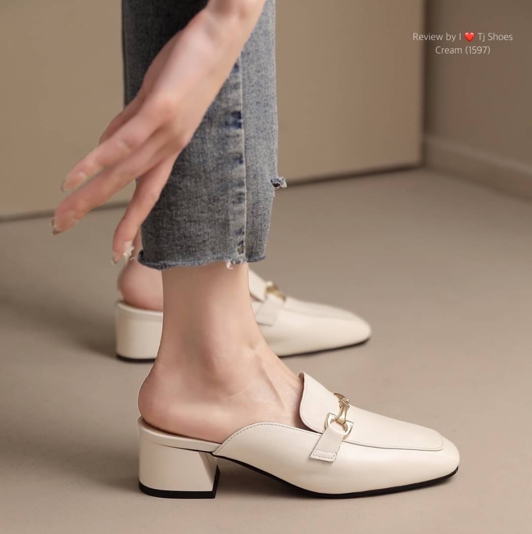 พร้อมส่งรุ่นนี้เก๋มาก ขายดีมากบอกเลยจ้า รองเท้านำเข้า หนังนิ่มมากๆ สวมใส่ง่ายใส่สบาย จับแมทกับชุดง่าย ใส่แล้วดูดีดูเกร๋มากๆ แถมใส่ได้ตลอด ไม่มีเอ้าท์ ของจริงงานดี สวยตรงปกแน่นอน เพราะทางร้านถ่ายรูปจากสินค้าจริง สวยเป๊ะมาก ควรมีไว้เป็นคู่โปรด เป็นรุ่นที่ทา