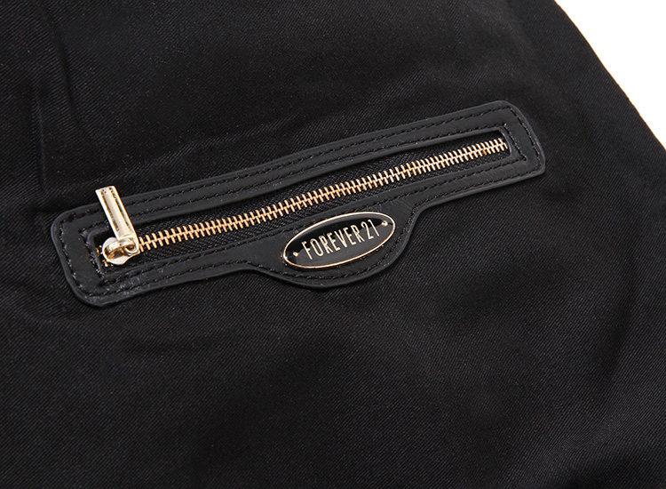 กระเป๋าหนังคลัชมือ Clutch แบรนด์ Forever21 หนังมีTexture ในตัว เนื้อหรูมากคะ ติดแท็คForever 21 ด้านใน ช่องใส่ของซิบใหญ่ 1 ด้านในมีซิปแบ่ง 1 ช่องแบ่งใส่ของ2ช่อง