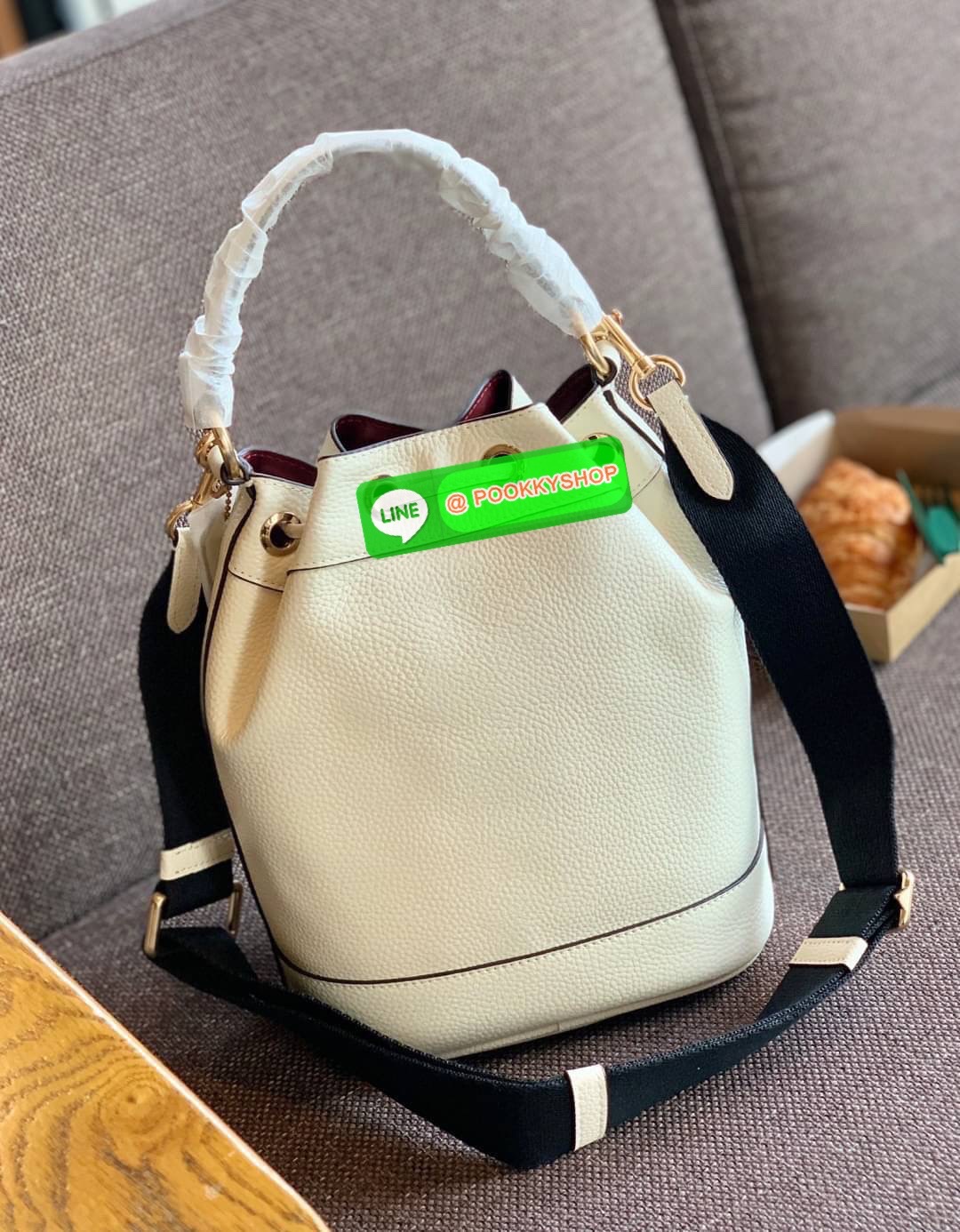 New arrival! 🌈น้องใหม่ล่าสุด สวยหรู ดูดีมากๆค่ะ! COACH DEMPSEY DRAWSTRING BUCKET BAG ((C4100//C4102)) พร้อมส่งที่ไทยค่ะ! กระเป๋าทรงขนมจีบ หนังแท้นิ่มสวยมากๆค่ะ จุดเด่นด้านหน้าปั้มโลโก้แบรนด์ ปากกระเป๋าแบบหูรูดใช้งานง่าย ภายในสามารถใส่ของจำเป็นในชี