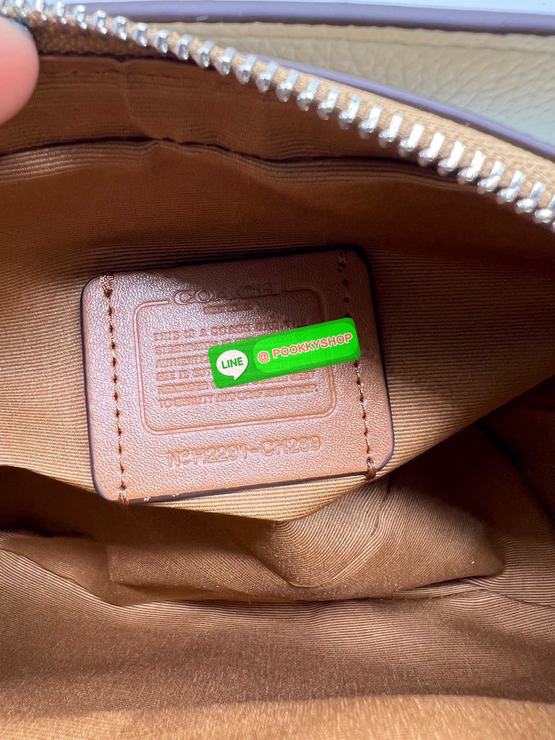 Coach CH289 Mini Darcie Carryall Leather Sandy Beige Multi ลมหายใจใหม่ของความหวานแบบเรียบง่ายในกระเป๋าใบนี้ ถือก็หวาน สะพายก็สุภาพ มิกซ์ง่ายกับทุกชุด ใบนี้ไม่ต้องพยายาม ก็กลายเป็นคนที่มีเสน่ห์ในแบบของตัวเองได้เลยค่ะ