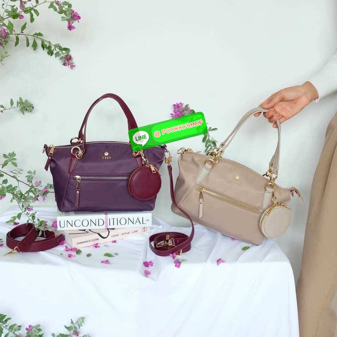 รุ่น KANNY with zipper รุ่นนี้พัฒนาต่อยอดมาจากรุ่น KANNY คอลเลคชั่นเดิมที่เป็นหนึ่งรุ่นที่ขายดีของทางแบรนด์เพราะเป็นกระเป๋าที่ฟังชั่นตอบโจทย์การใช้งานมากที่สุด 📍ตัวกระเป๋าน้ำหนักเบามาก 📍ทำจากไนล่อนนาโนกันน้ำ 📍ทำช่องแบ่งเก็บด้านใน ใ