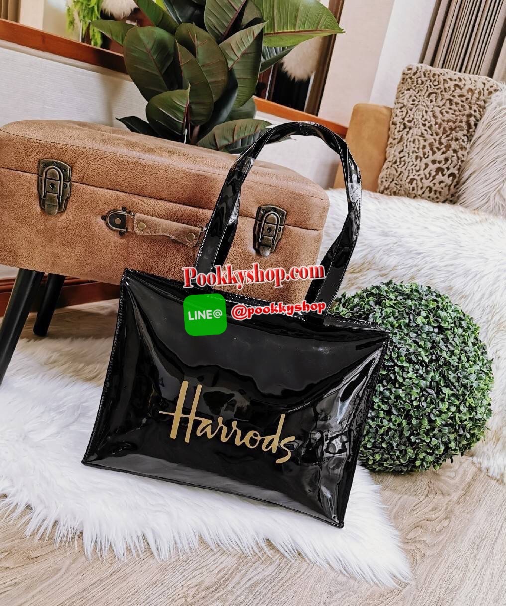 Restock พร้อมส่งแล้วค่ะ! Harrods London Top-handle Shopping Bag Large กระเป๋า Shopping Bag (Size L) แบรนด์ดังจากอังกฤษไอเท็มยอดนิยม PVC+Polyester 100% ของแท้ใบใหญ่ เนื้อหนาอยู่ทรง กันน้ำ แข็งแรง น้ำหนักเบา เปิดปิดด้วยซิปสะดวกใช้หัวซิปปั้มโลโก้แบรนด์อะไหล่