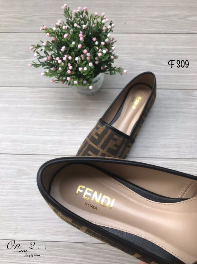 Fendi Shoes ผ้าใบแบบสวม Fendi วัสดุcanvas ทอลาย แบรนด์ แต่งขอบด้วยปอถัก งานพื้นตีแบรนด์ คู่นี้ทรงสวยคะ น้ำหนักเบาสวมใส่สบายเท้า มา 1 สี นะคะ