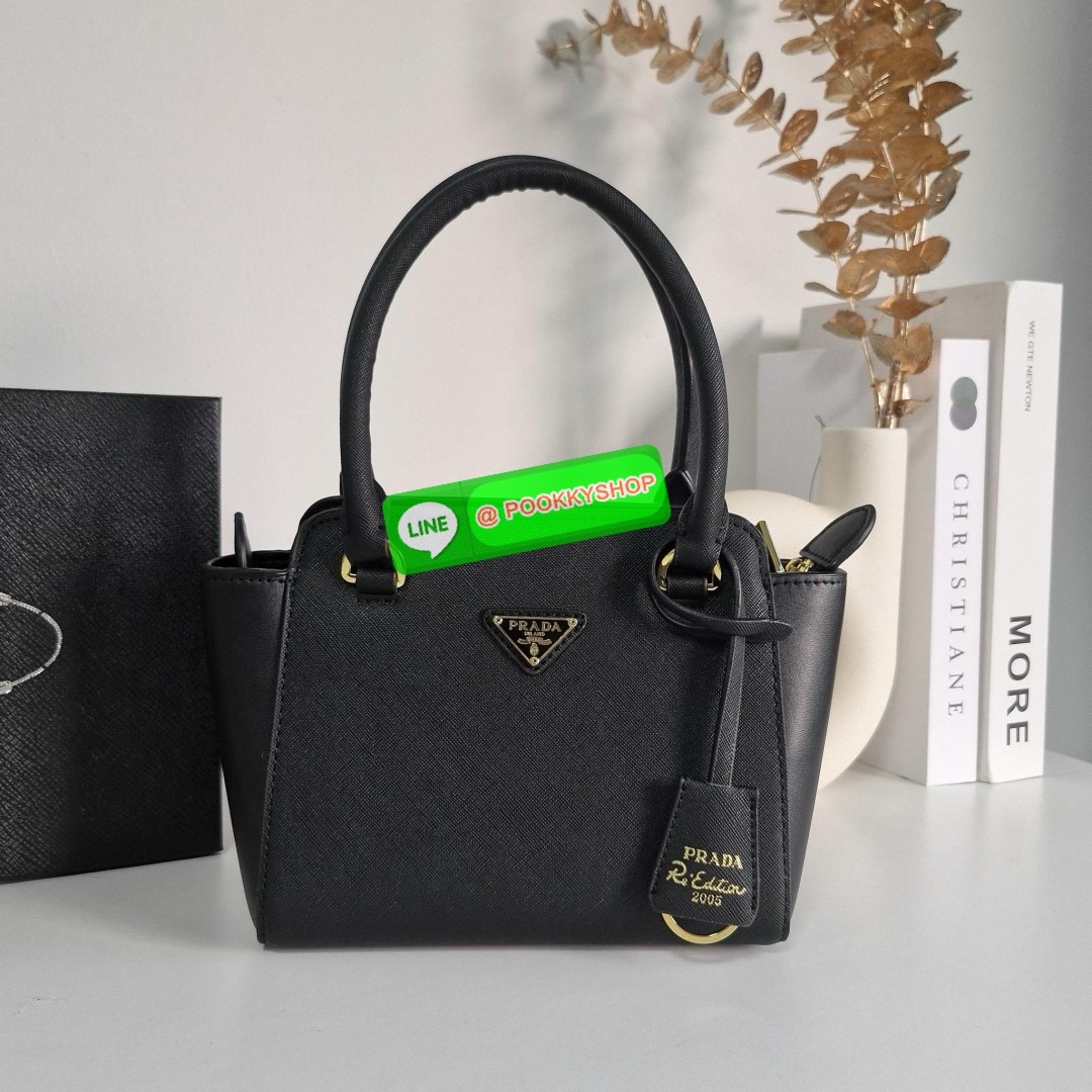 NEW ARRIVIAL มาใหม่กับกระเป๋าถือทรงยอดฮิต จากแบรนด์ PRADA อะไหล่ทองใบ ตัวกระเป๋าอยู่ทรงสวย ลาย SAFFIANO เปิดปิดด้วยซิป ด้านในมีช่องแยกและช่องใหญ่ แบ่งเก็บของได้เป็นสัดส่วน ขนาดกำลังดี ใส่ของได้หลากหลาย ใส่กระเป๋าสตางค์ใบกลางได้ มาพร้อมสายยาวสะพาย CROSSBOD