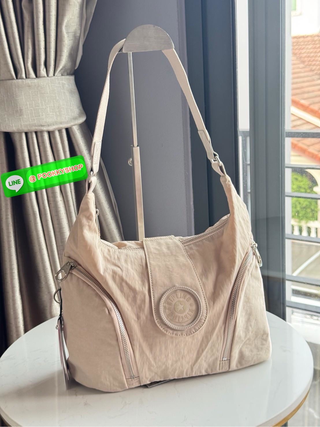 Kipling Syro Shoulder bag กระเป๋าในสไตล์มินิมอล แต่สามารถใส่สิ่งของได้ครบครัน มีทั้งช่องซิปภายในและนอก น้ำหนักเบา มีสายสะพายครอสบอดี้ได้