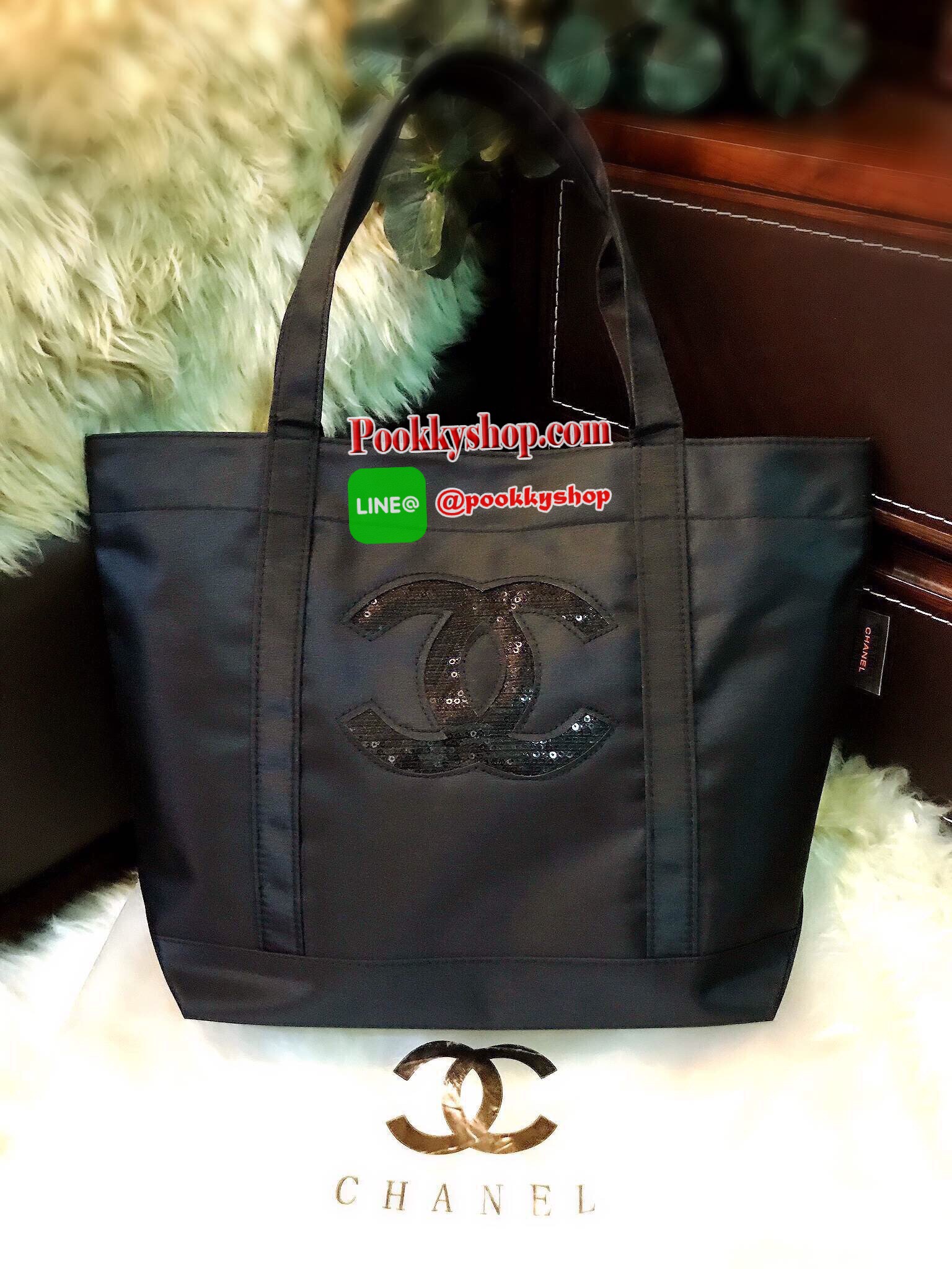 Must Have! Chanel Satin Shopping Bag กระเป๋าสะพายทรง ShoppingBag พรีเมี่ยมกิ้ฟ Limited Edition ของแท้นำเข้าจาก Chanel Perfume Counter ใบใหญ่วัสดุ SATIN ประดับคริสตัลสีดำโลโก้ CC สุดคลาสสิค ซับใน Polyester 100% เปิดปิดด้วยกระดุมแม่เหล็ก น้ำหนักเบา จุสุดๆ ส