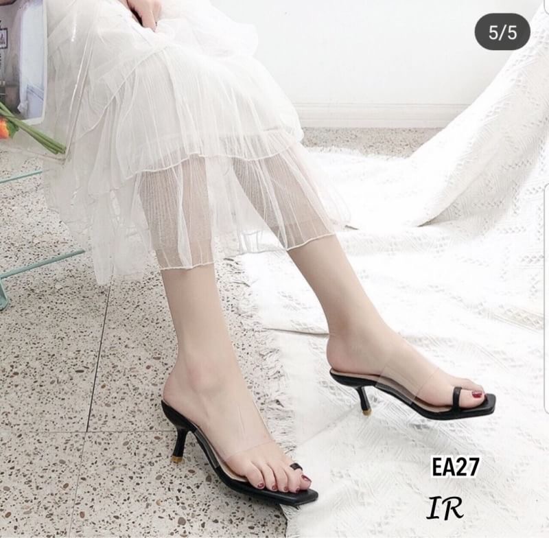 แบบขายดี!!! พร้อมส่ง ใสๆมาใหม่สุดเก๋ค่า ส้นสูงสวมโป้งหนังนิ่ม แต่งสายคาดพลาสติกใส ส้นสูง 3 นิ้ว แพทเทิร์นสวยมากใส่สวย ขาเรียวและดูขาวผ่อง ใส่สวยก่อนใคร ที่นี่ที่เดียวค้า