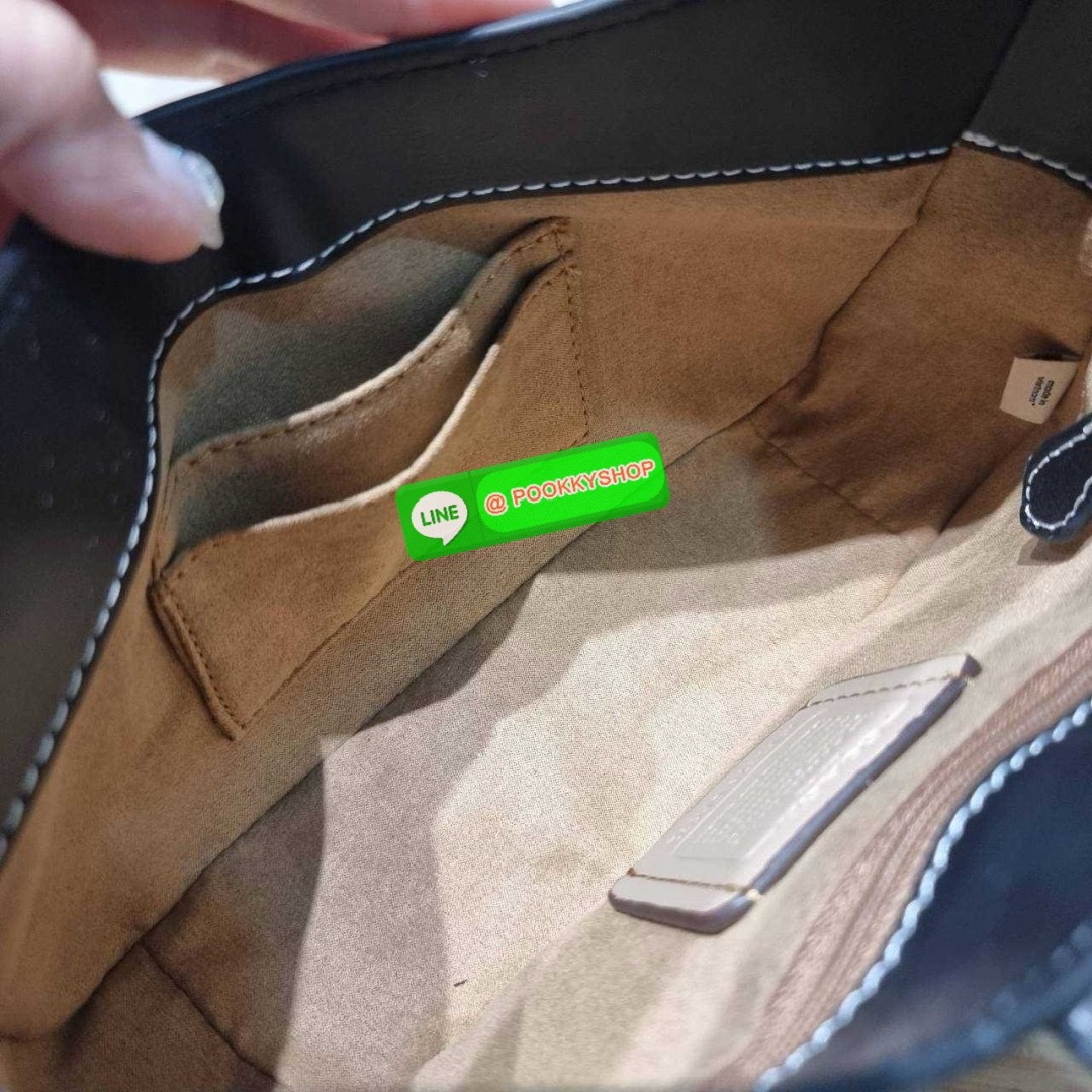 COACH CR533 ELIZA SHOULDER BAG 🔅 Details ใหม่ล่าสุด กระเป๋าสะพายไหล่ทรงโฮโบสุดหรู ดีไซน์โลโก้แบบใหม่และหรูหรายิ่งขึ้น คงความคลาสสิคและวินเทจ เปิด-ปิดด้วยสายคาดแบบกระดุมแม่เหล็ก ภายในเป็นช่องโล่ง แบ่งสัดส่วนไว้อย่างดี มีทั้งช่องใส่บัตร และช่องซิป ส