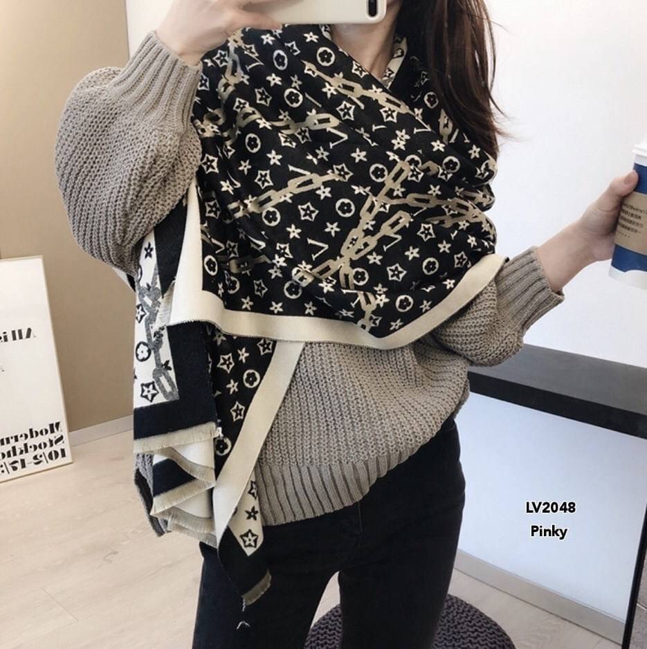 พร้อมส่ง LV2048 ผ้าคลุมไหล่ LV2048 งานนำเข้าแบรนด์LV รุ่นนี้เป็นผ้ามันวาว เด่นมาก ไฮโซตามแบรนด์เค้าเลย ผ้าไม่หนามาก อุ่นเหมือนผ้าห่ม เป็น accessories ได้ทั้งหน้าร้อน และหน้าหนาว