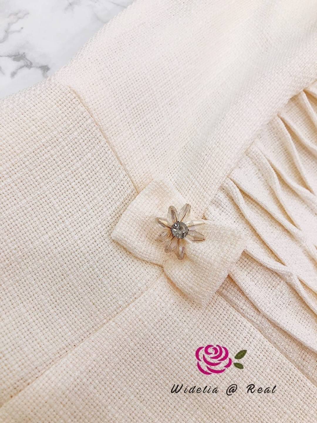 Dress เดรสสายเดี่ยวตัวยาวแสนสวย งานปักนะคะ ปักมาได้สวยงามมากๆ เนื้อผ้าอย่างดีมีความหนาพอประมาณ ช่วงสายปักร้อยครีสตัล ลวดลายของผ้าสวยหรูไฮโซสุดๆ งานเกรดพรีเมี่ยม งานสวย ทรงเป๊ะ คัตติ้งเนี๊ยบ รุ่นนี้แนะนำเลยจ้าโทนสีนี้ใส่แล้วดูแพงมากๆน๊า รับรองใส่ออกมาไม่ผิ