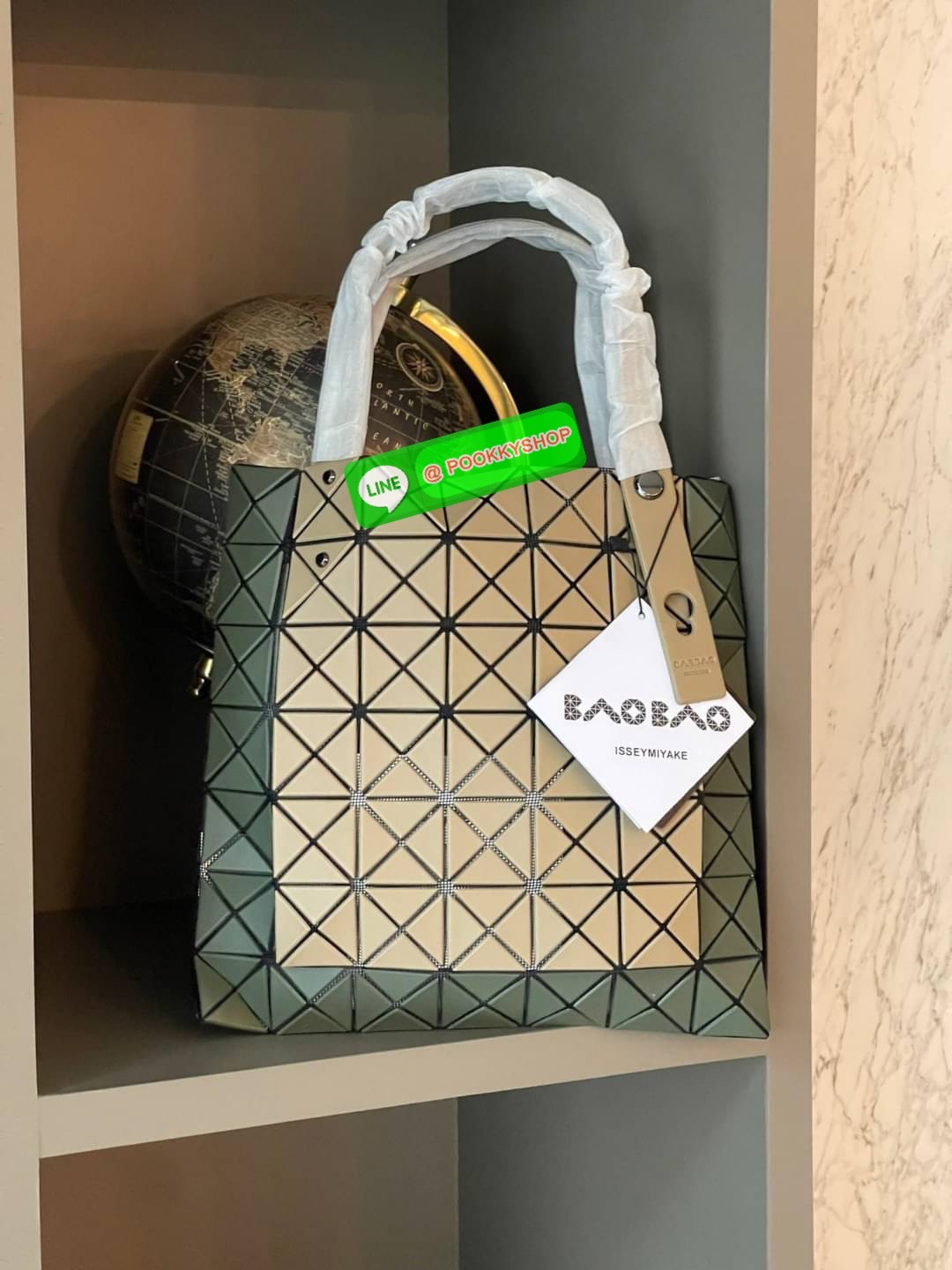 Baobao Issey Miyake Prism Kangaroo tote bag กระเป๋าถือทรงโท้ทที่ประดิษฐ์ขึ้นอย่างเชี่ยวชาญในญี่ปุ่น มาพร้อมแผงเรขาคณิตสำหรับการออกแบบที่ได้รับแรงบันดาลใจจากกระดาษพับ ซิลลูเอทอันเป็นเอกลักษณ์นี้ปิดท้ายด้วยสายรัดแบบอสมมาตร มีการพัฒนาโครงสร้างทรงสามเหลี่ยมเพ