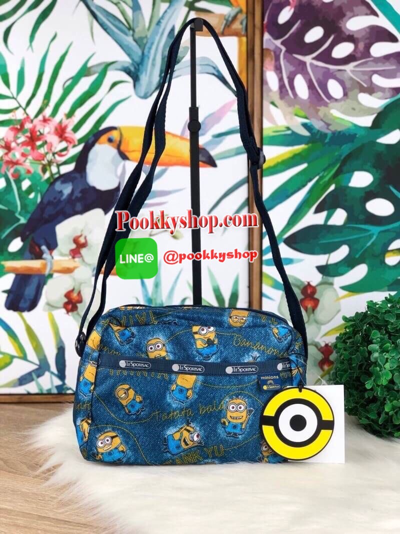 New!! LESPORTSAC x MINIONS กระเป๋าน้ำหนักเบาน่ารักจาก LESPORTSAC รุ่นครอสบอดี้ขนาดน่ารักกำลังดี!! วัสดุโพลีเอสเทอร์ กันละอองน้ำได้ระดับหนึ่ง มีสายสะพายสามารถปรับระดับได้ตามต้องการ ลวดลายน่ารัก หัวซิปช่องใหญ่เป็นรูปมินเนี่ยน มีช่องด้านหน้า-หลัง และช่องซิปใ