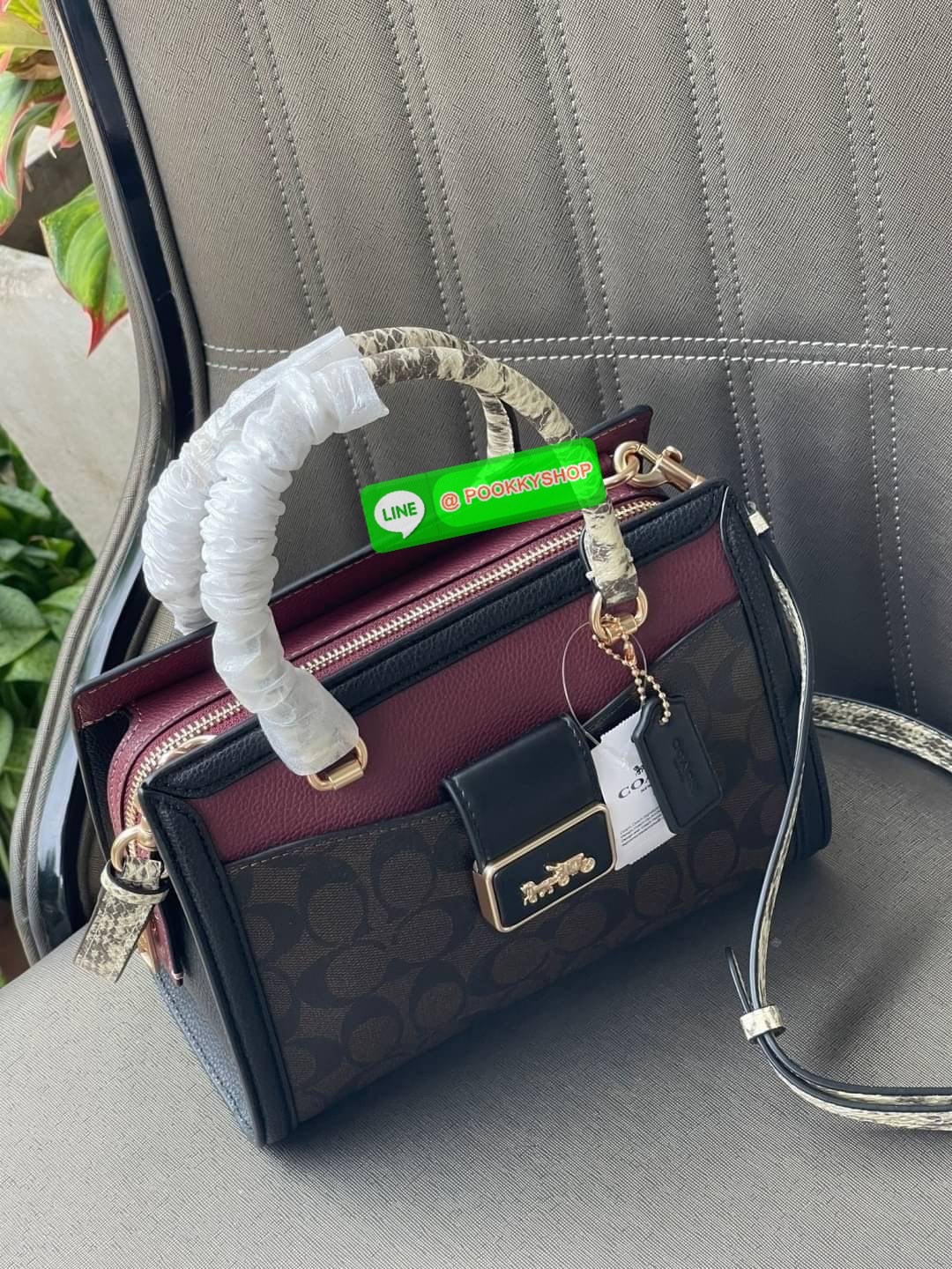 Coach Grace Carryall In Signature Canvas กระเป๋ารูปทรงสี่เหลี่ยมสุดคลาสสิก เป็นกระเป๋าอเนกประสงค์ที่สามารถใช้ได้แทบทุกโอกาส ไม่ว่าจะไปเรียน, ไปทำงาน, ไปเที่ยว หรือแม้แต่ไปชอปปิง ด้วยขนาดที่กำลังดี ไม่ใหญ่เทอะทะ แต่ก็ไม่เล็กจนเกินไป มาพร้อมหูหิ้วทั้งด้านบน