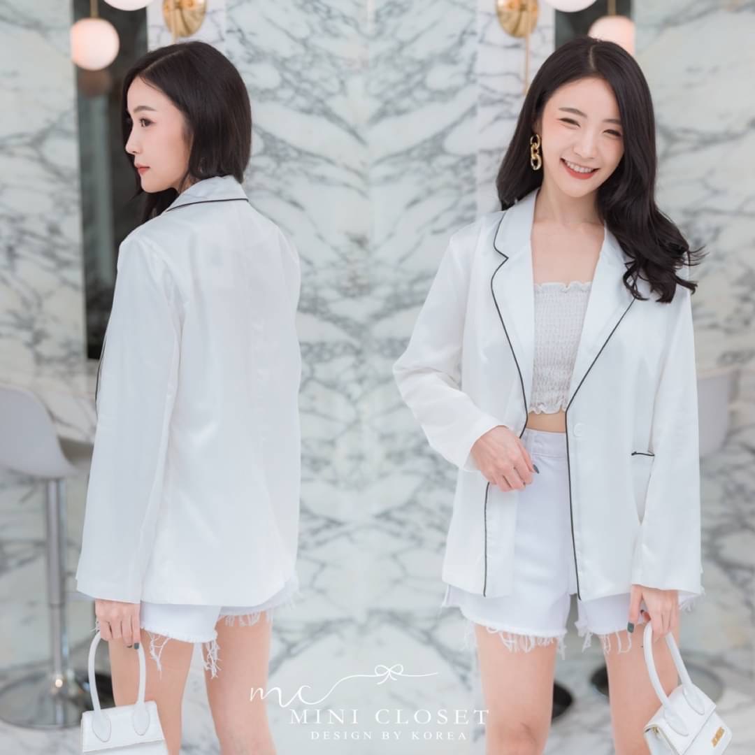 🤘🏻ตัวนี้เริ่ดบอกเลยต้องจัด🤘🏻 งานเสื้อคลุมผ้าสูทโพลีเอสเตอร์ เย็บกลับซับในผ้าลื่นทั้งตัว ขอบสีสลับ งานดีไซน์เก๋ แถมเชือกผูกเอว ใส่แบบปล่อยก็สวย คุ้มที่สุด ไม่มีไม่ได้แล้วววว