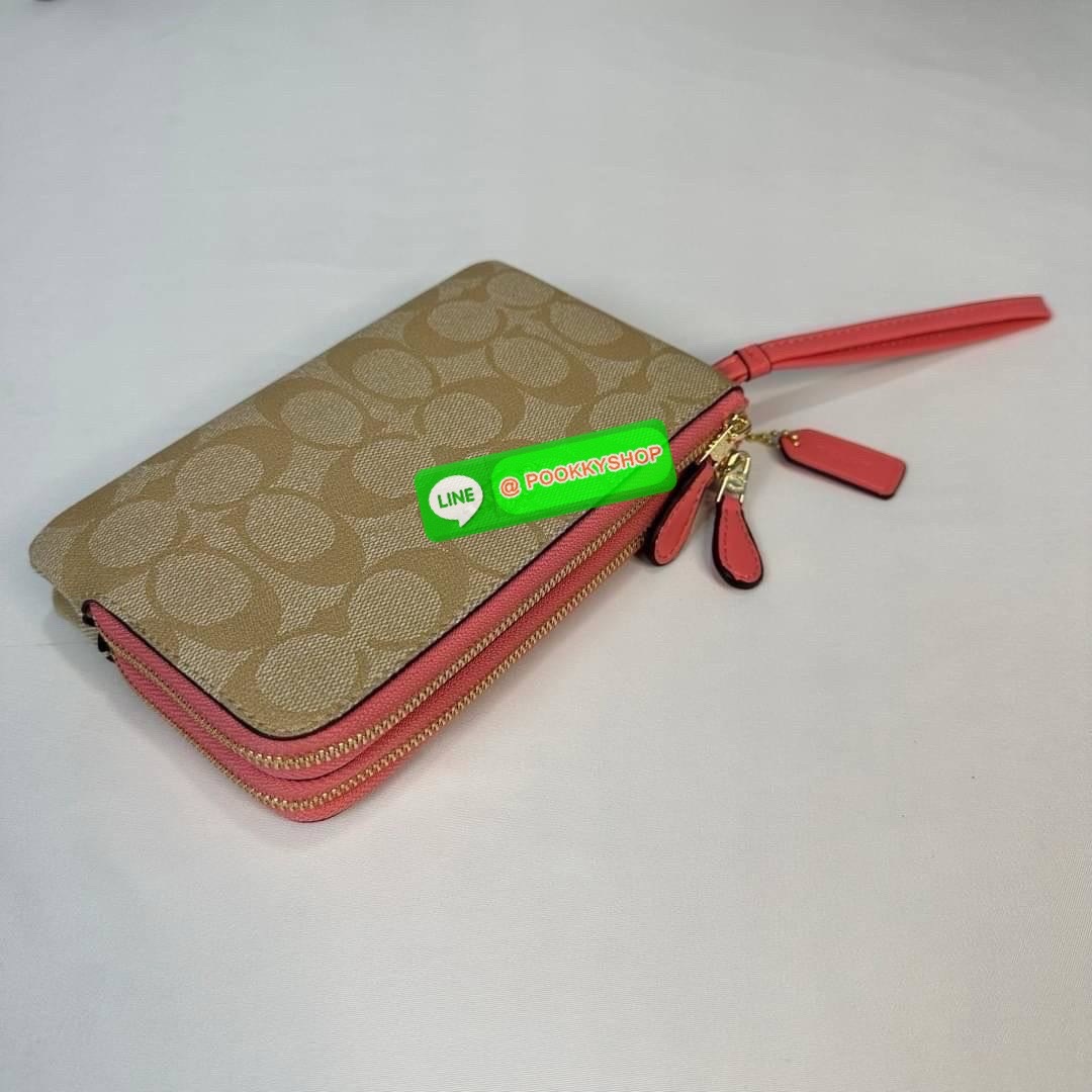 กระเป๋าคล้องมือ COACH 87591 DOUBLE CORNER ZIP WRISTLET IN SIGNATURE CANVAS (COACH 87591 ） กระเป๋าคล้องมือ2เซิปใหญ่ ลายCหนังและ ด้านในเป็นผ้า แบ่งเป็นช่องเล็กๆใส่เหรียญใส่แบงค์ใส่บัตร แล้วแต่จะใส่มีหลายช่อง ใส่โทรศัพท์ได้ทุกรุ่นพร้อมสายคล้องมือ